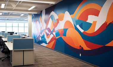 Guía de branding ambiental: Cómo transformar las oficinas con gráficas de pared