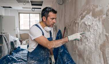 Salitre en las paredes de tu oficina: cómo detectarlo y solucionarlo durante una remodelación